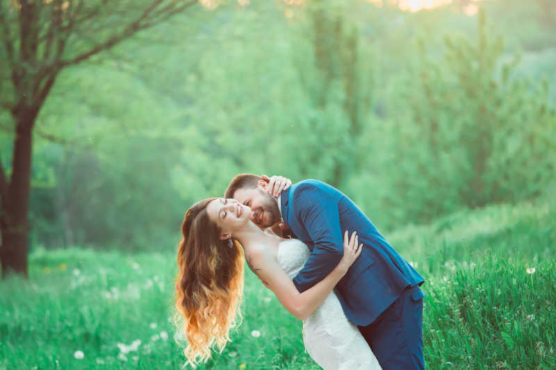 婚礼上的年轻夫妇