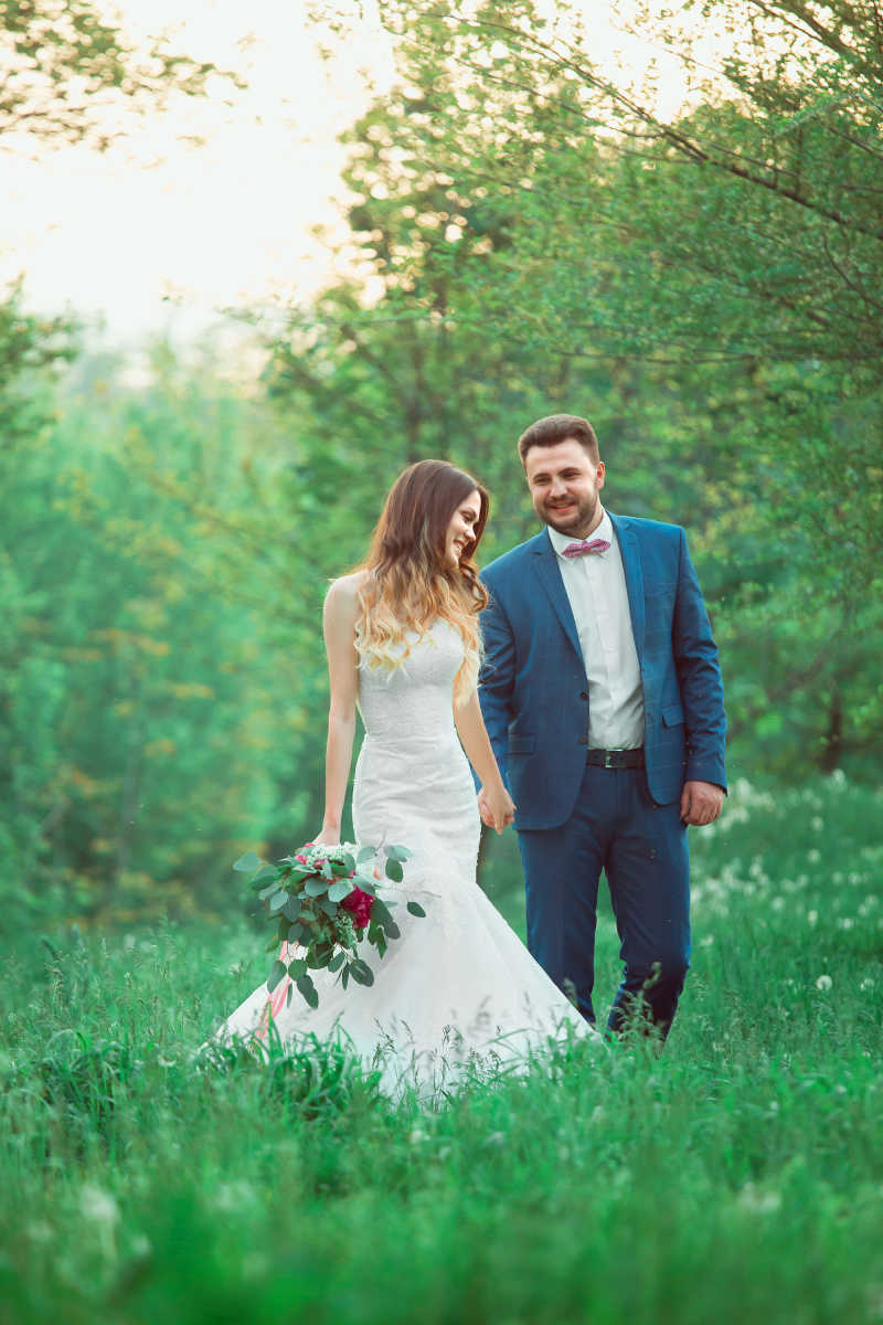 森林里漫步的年轻夫妇