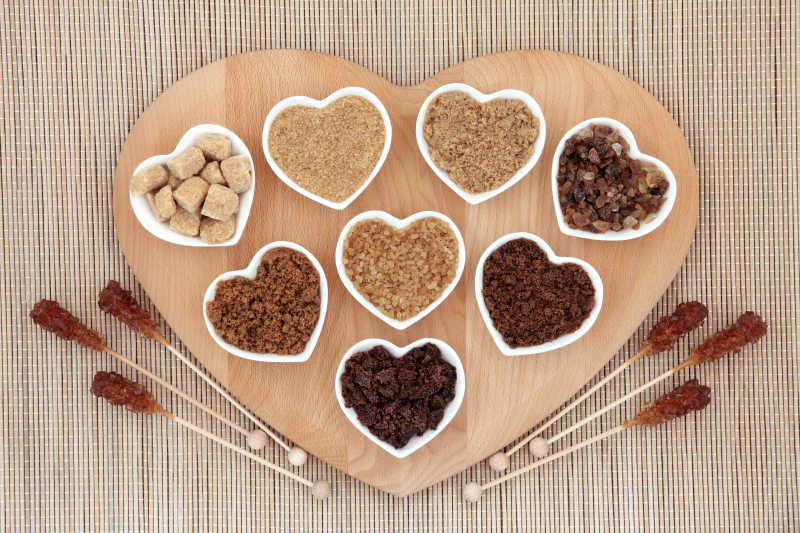 餐桌上摆放着不同口味的晶体糖