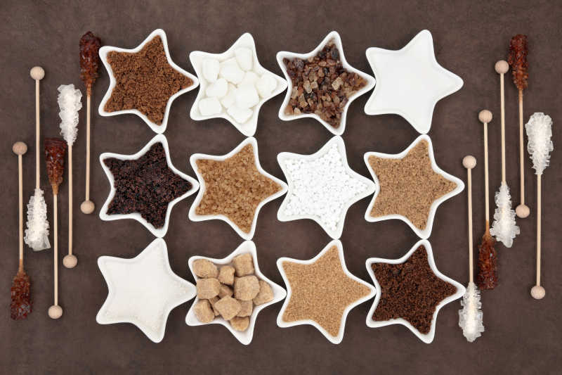 装满结晶糖的星星形状瓷盘