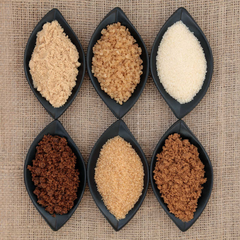 盛满晶体糖的黑色叶子形碗