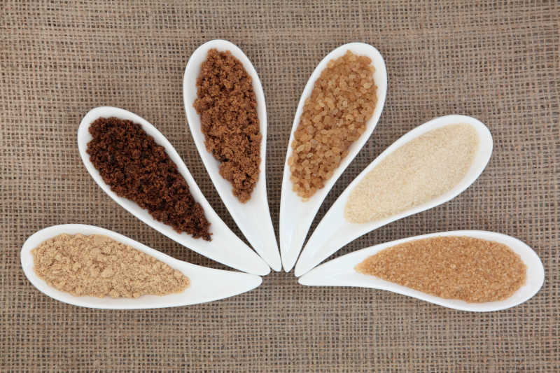 桌面上整齐摆放的结晶糖