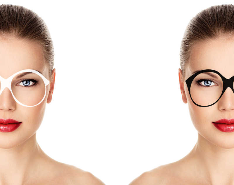 带黑白眼镜的两个女人