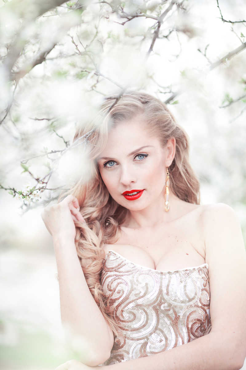 春天公园里里年轻漂亮的金发女郎