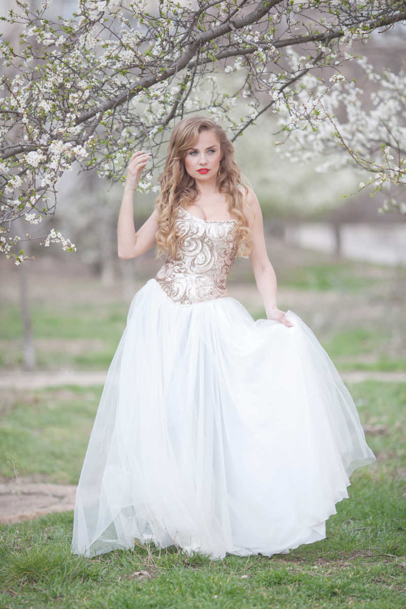 公园草地上年轻漂亮的美女