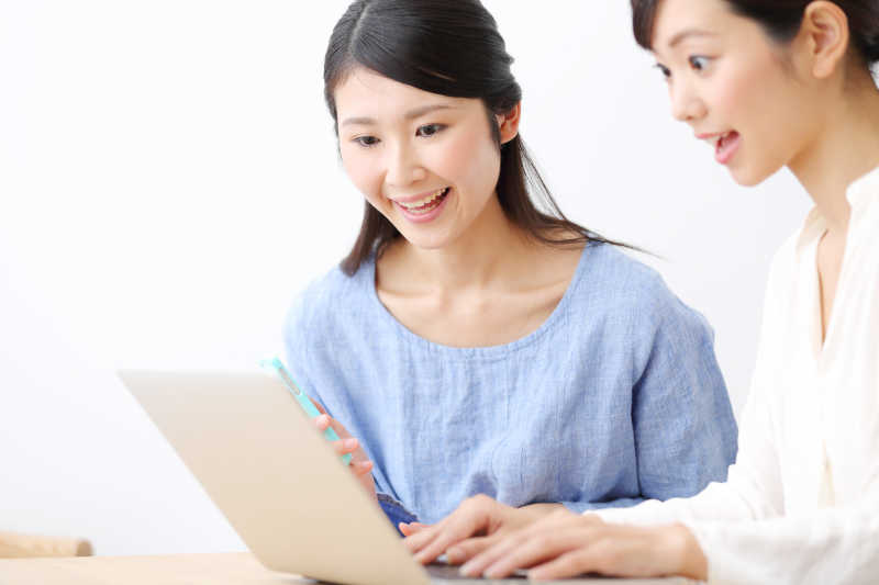 用笔记本电脑的两位美女