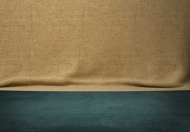 绿色木桌子的棕色麻布