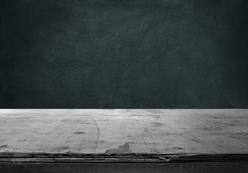 旧木桌和黑板背景