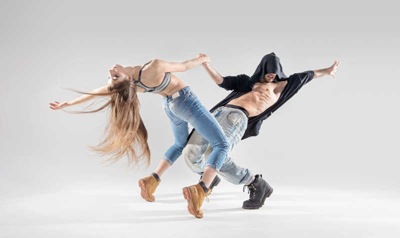 跳嘻哈舞的两个年轻舞者