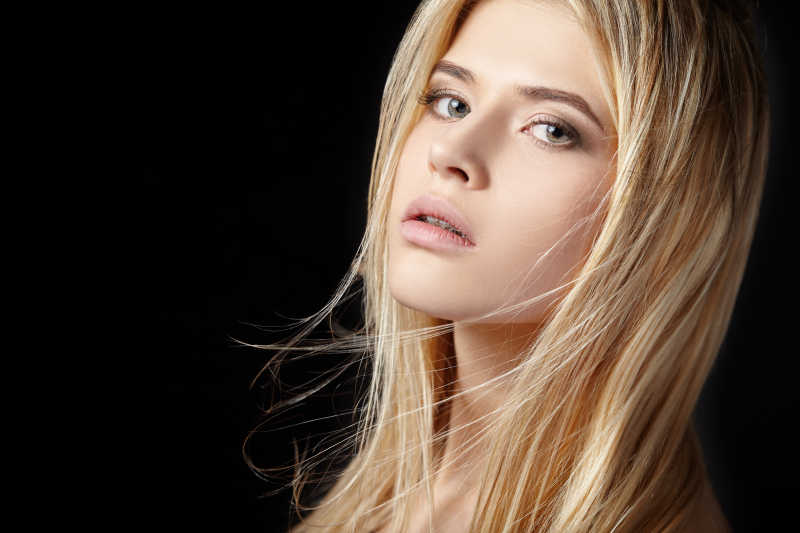 美丽的年轻金发美女