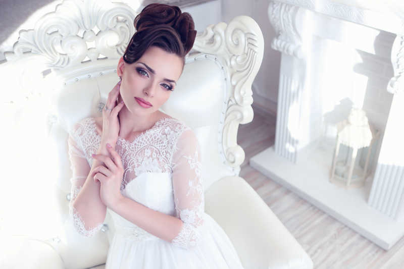 年轻美丽的新娘端坐在椅子上