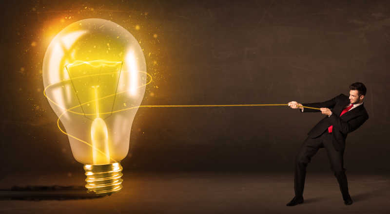 拉着一个大灯泡的商人