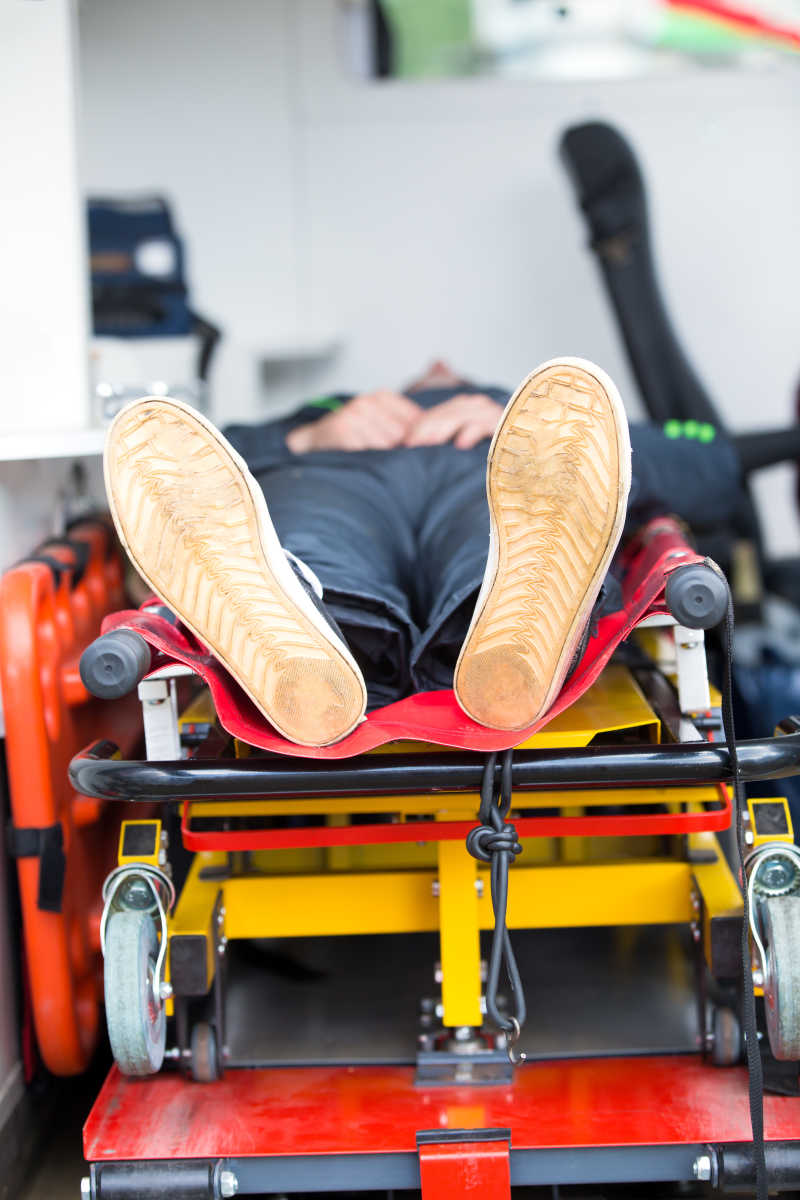 在医疗急救车里的病人