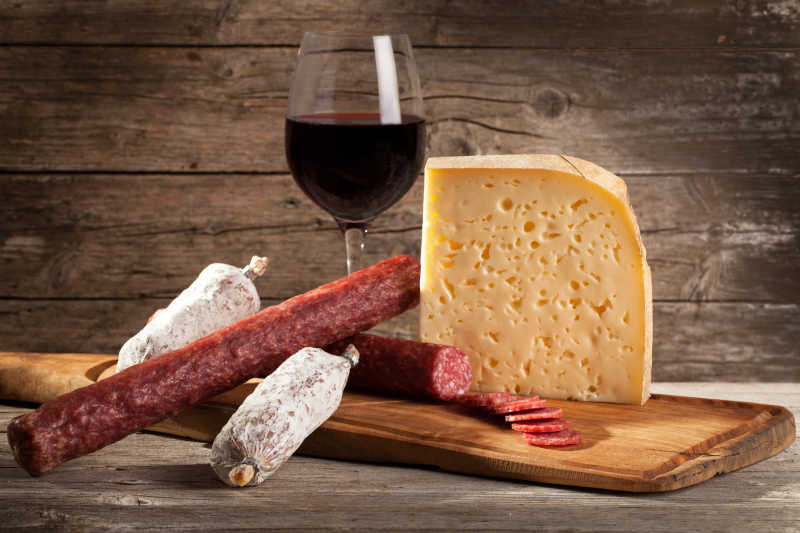 意大利奶酪和意大利腊肠与红葡萄酒
