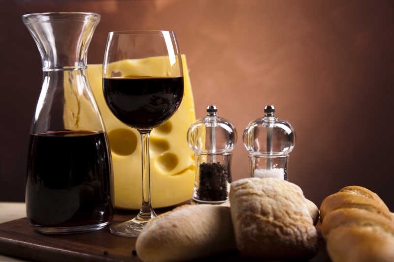 葡萄酒奶酪与面包