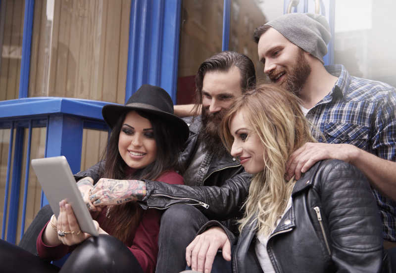 一起看数码平板的朋友