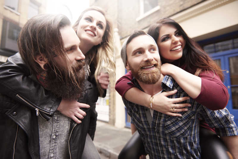 在城市漫步的好朋友们