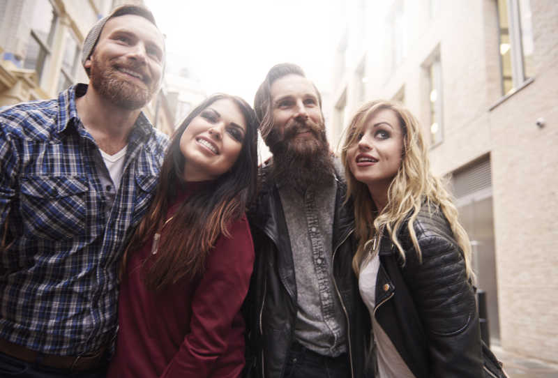 走在城市街道上的朋友