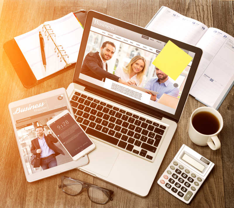 木制商务桌上的高清晰度笔记本电脑