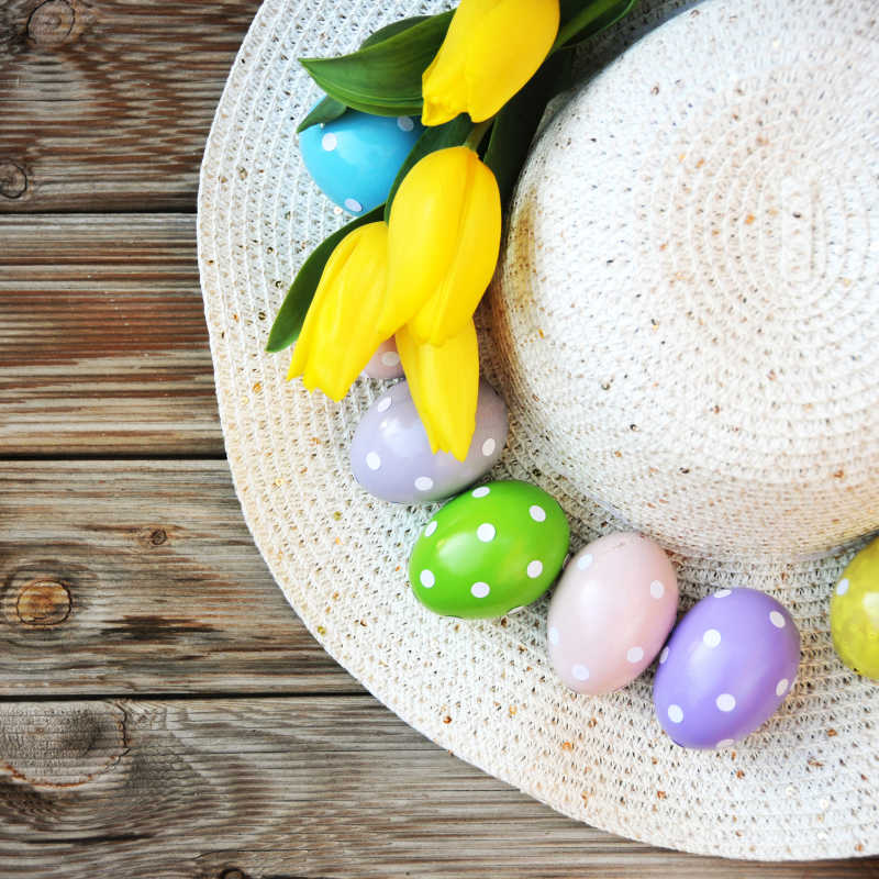 复活节彩蛋在草帽上放着