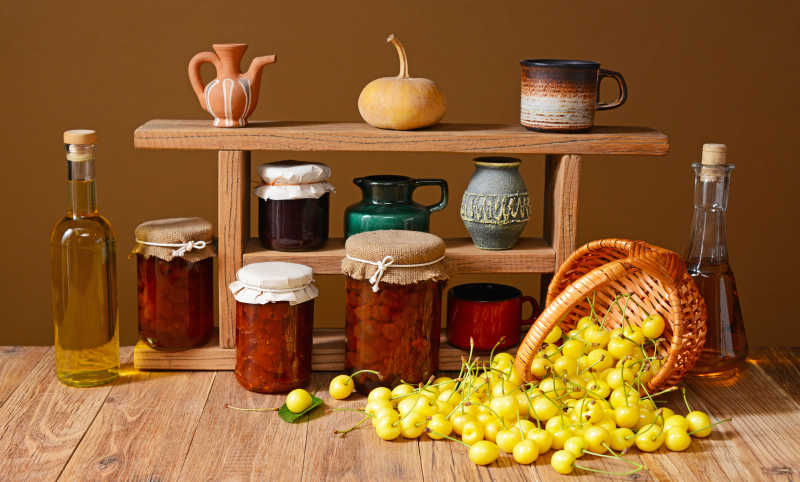 桌上的樱桃制品