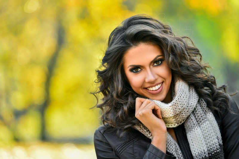 黑人美女带着围巾微笑