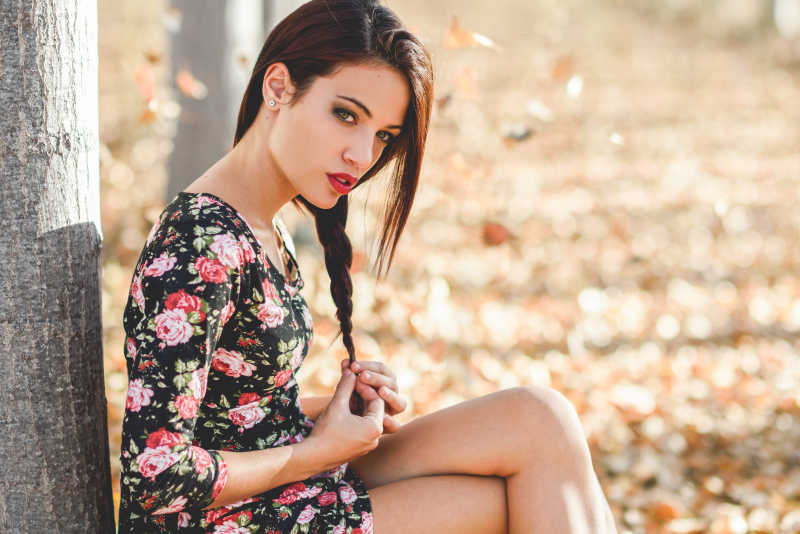 秋天美女坐在树下