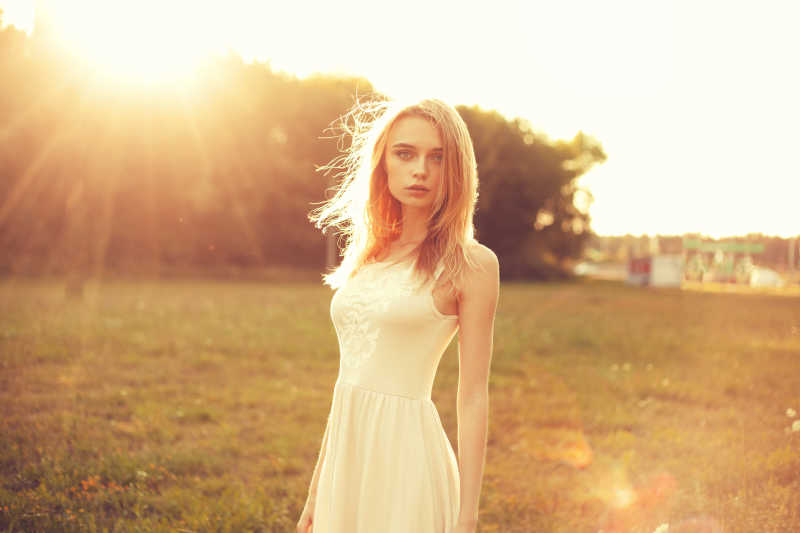 穿着白裙子的女孩