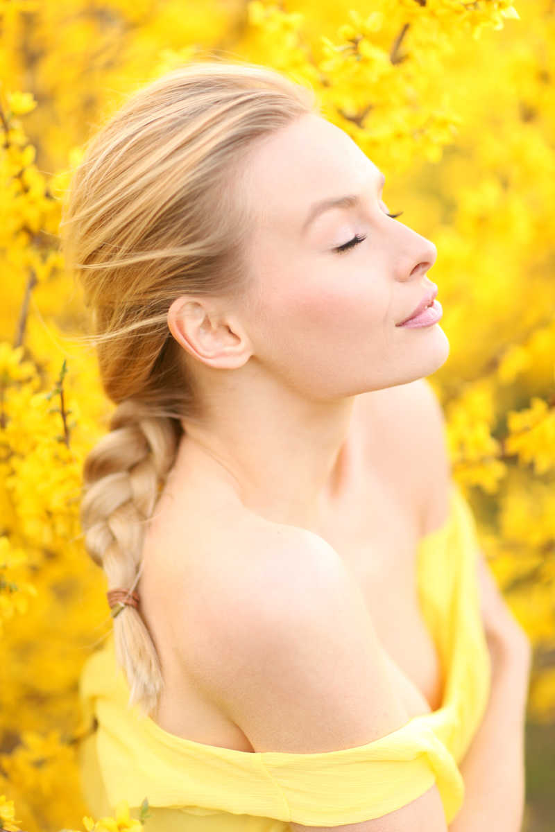 盛开的树旁有一个美丽性感的女人