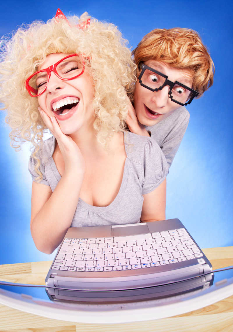 夫妻看着电脑中的内容大笑