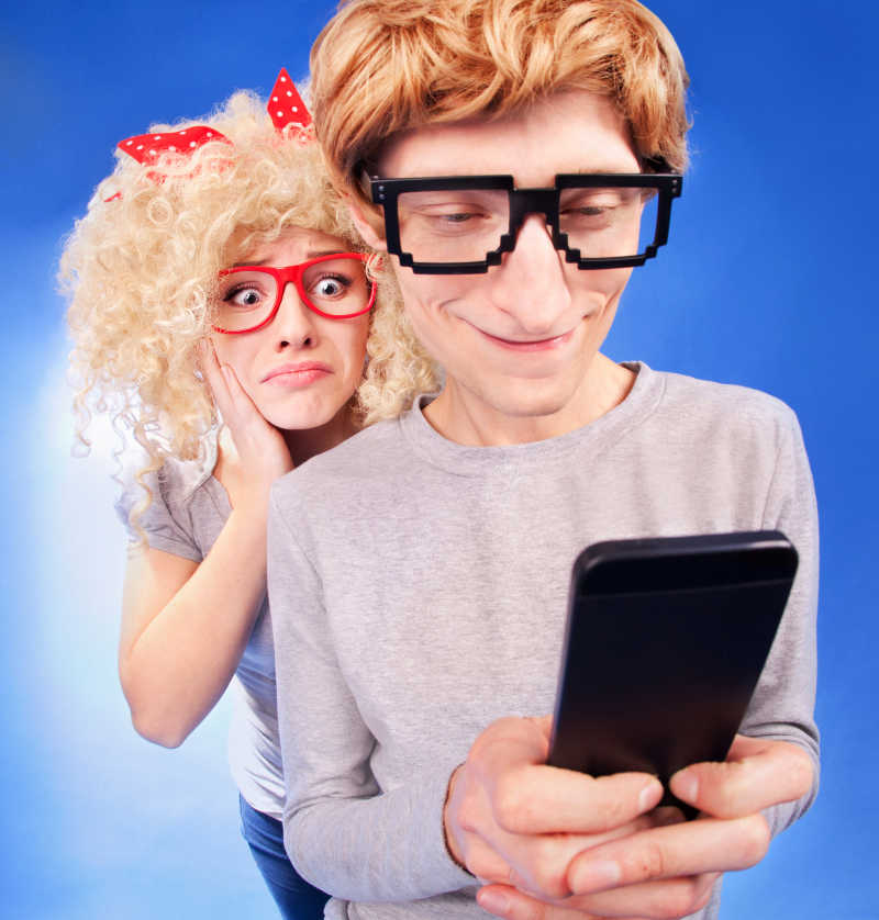 女朋友监视着男人的手机