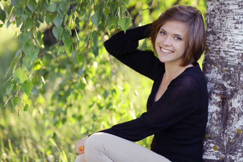 公园外一个年轻女孩