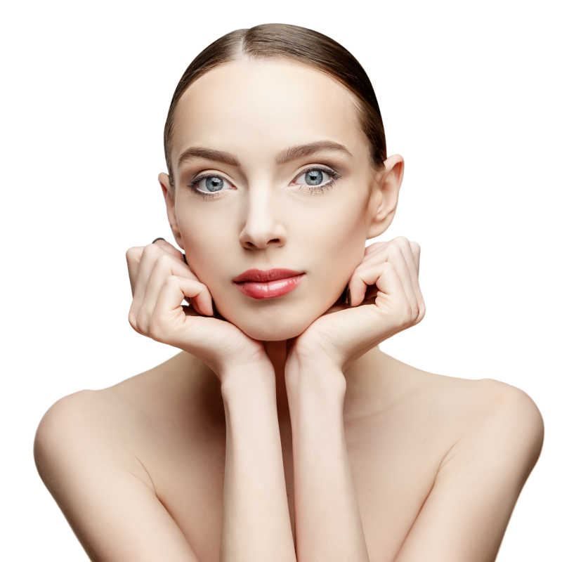 白色背景下双手托着下巴的美女