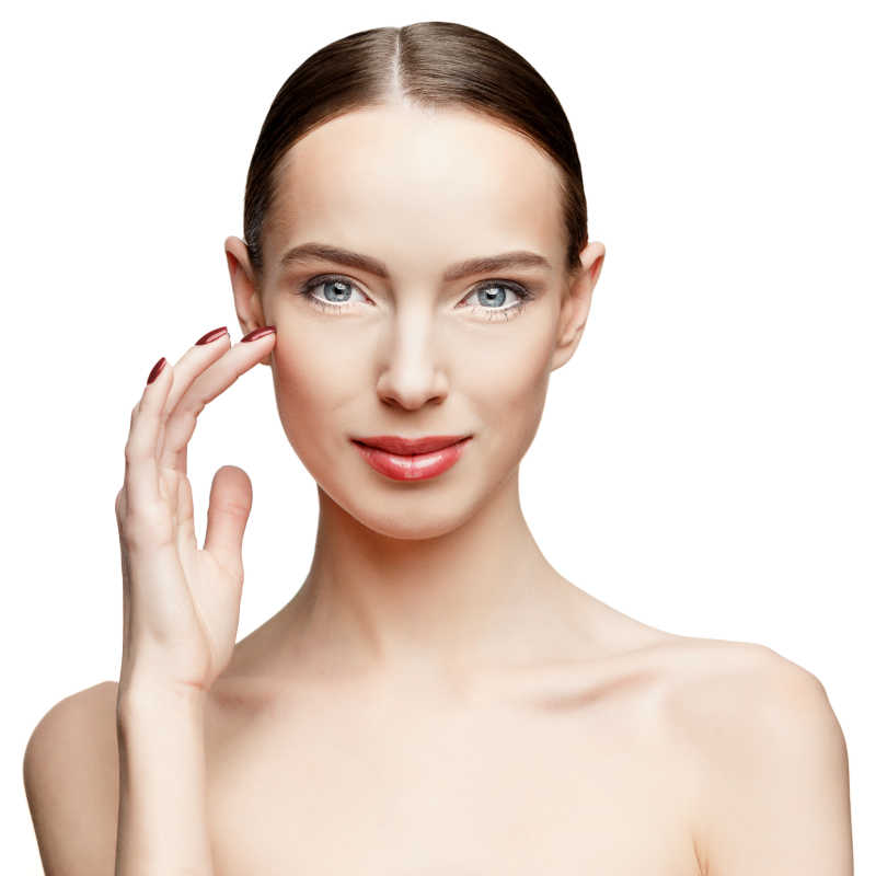 白色背景下年轻女子的皮肤护理