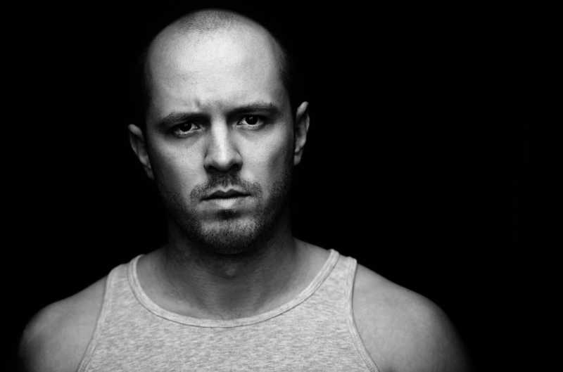 黑色背景上的秃头的男人