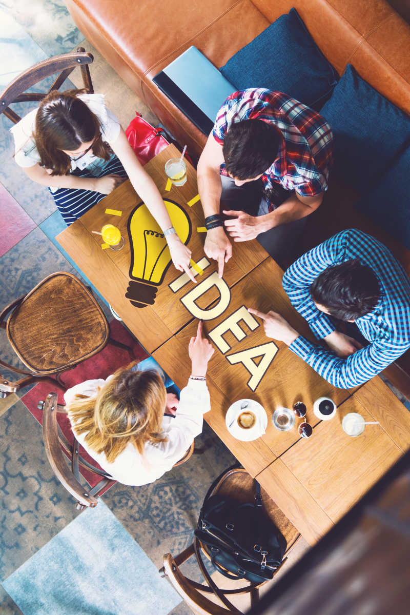 富有创造力的年轻人在桌边聊天