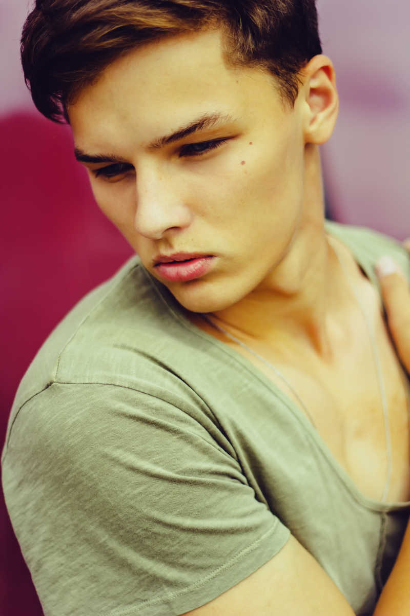 健康英俊的男人特写