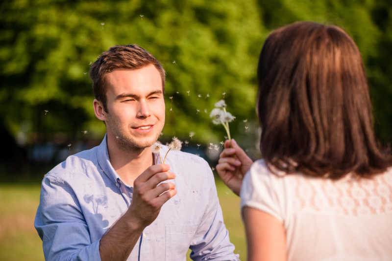 享受户外生活的夫妇