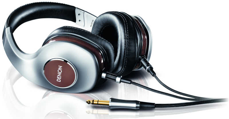 白色背景上银色酷炫有线头戴式耳机