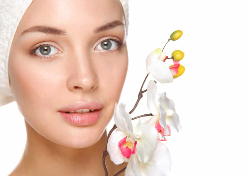 美丽的年轻女人与花