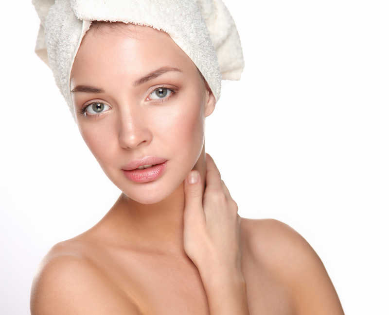 展现青春自然的年轻女性