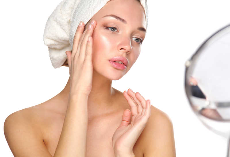 照镜子自我欣赏的女人