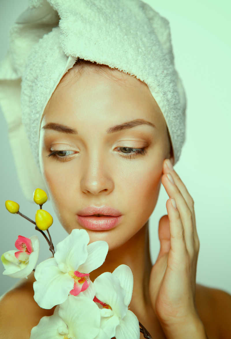 绿色滤镜下的美丽女子