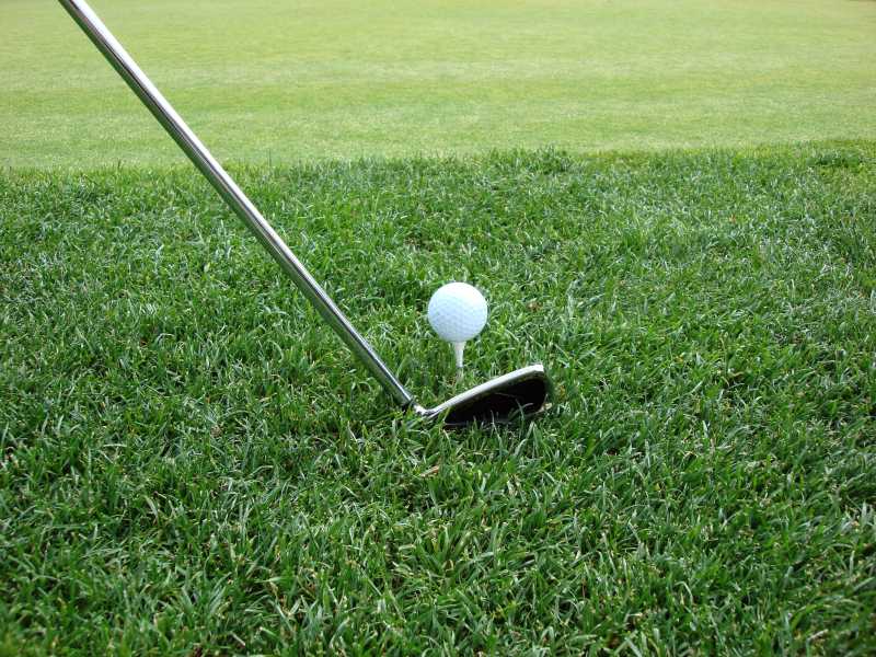 挥动的球杆和高尔夫球