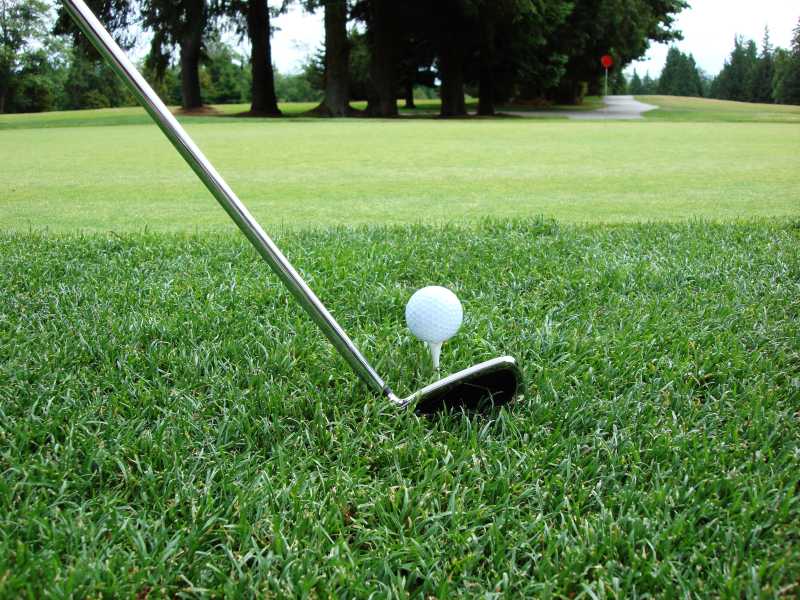 正要挥动的球杆和小白球