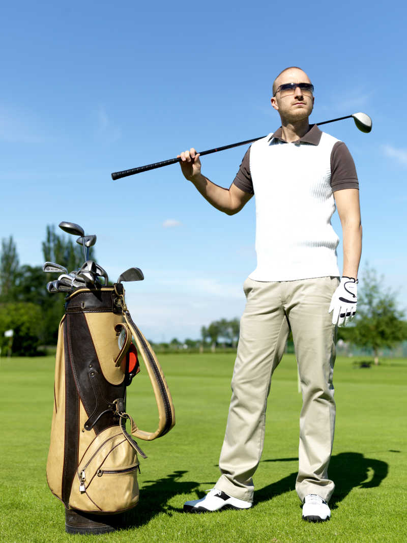 完美着装的高尔夫帅哥