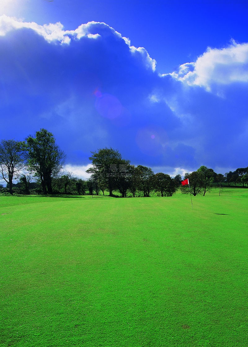 蓝天白云下的高尔夫球场