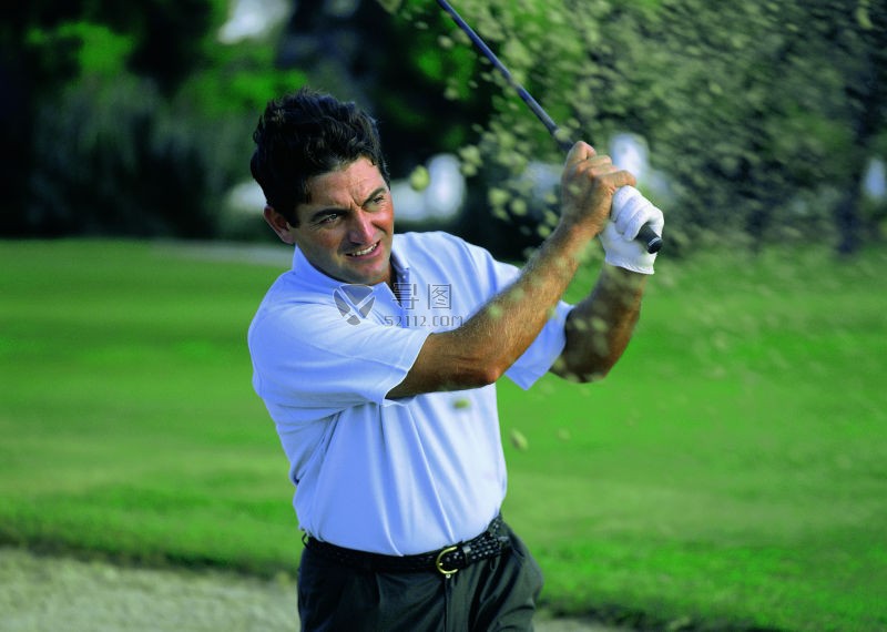 检查球的飞行距离的高尔夫球员