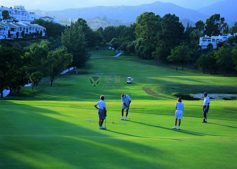 远看打高尔夫的人们