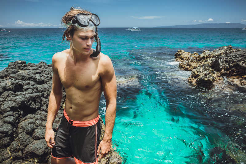 带着潜水眼镜的男人